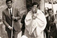 32º Don Isidro, Santiago Arzoz, Jaime Gmz de Segura, Feliciano y Conchi Mtz en la primera Comunión, en procesión entrando a la iglesia