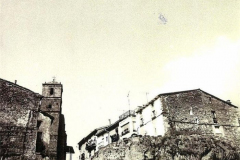 Vista del paredón de toba de la cuesta del Sr. Gervasio Eraso, al fondo la iglesia