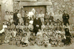 Alumnos en la escuela local en los años 20… pero del siglo pasado. Niños de los que muchos emigraron y otros trabajaron y prosperaron en Genevilla